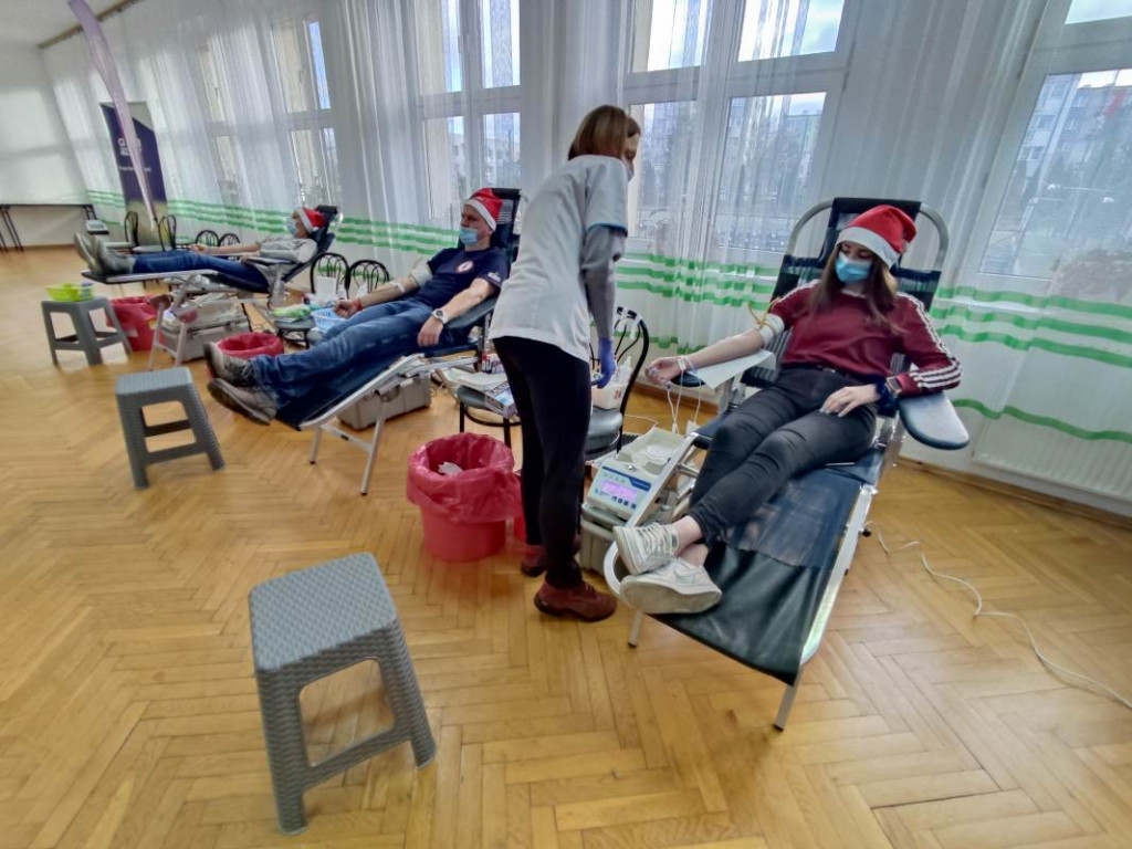 Prawie 30 osób oddało krew podczas wyjątkowej mikołajkowej akcji w Połańcu [zdjęcia]