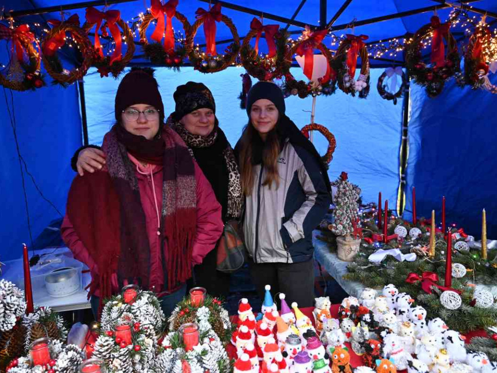 Żywa szopka ze zwierzętami i lasowiackie akcenty. W Stalowej Woli odbył się Jarmark Bożonarodzeniowy