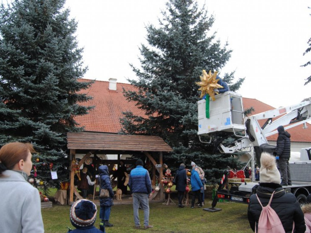 Jarmark Bożonarodzeniowy i ubieranie choinek na staszowskim rynku [zdjęcia]