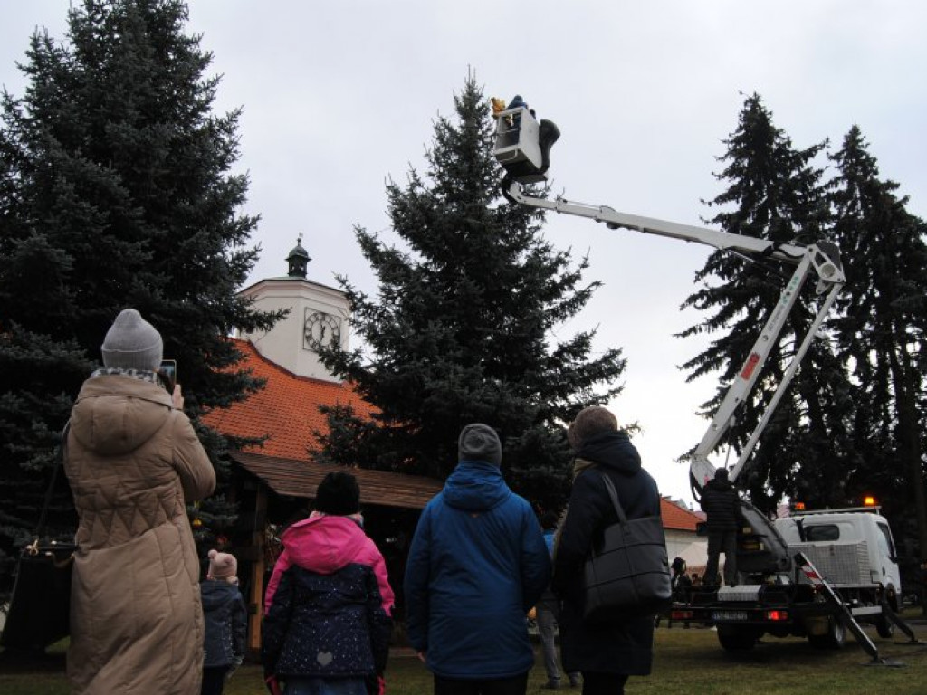 Jarmark Bożonarodzeniowy i ubieranie choinek na staszowskim rynku [zdjęcia]