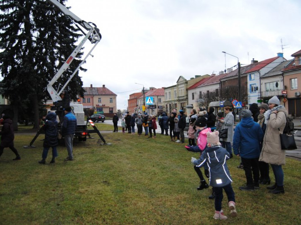 Jarmark Bożonarodzeniowy i ubieranie choinek na staszowskim rynku [zdjęcia]