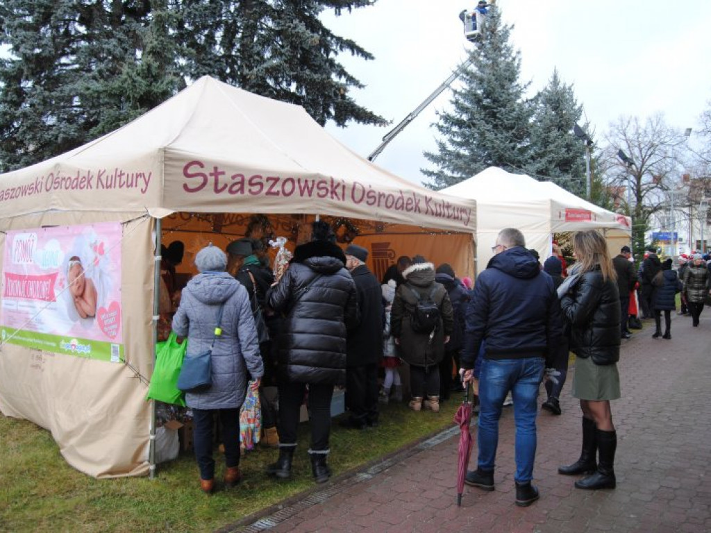 Jarmark Bożonarodzeniowy i ubieranie choinek na staszowskim rynku [zdjęcia]