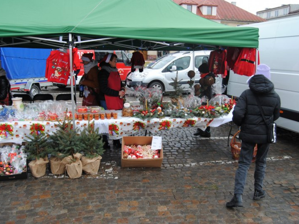 Jarmark Bożonarodzeniowy i ubieranie choinek na staszowskim rynku [zdjęcia]