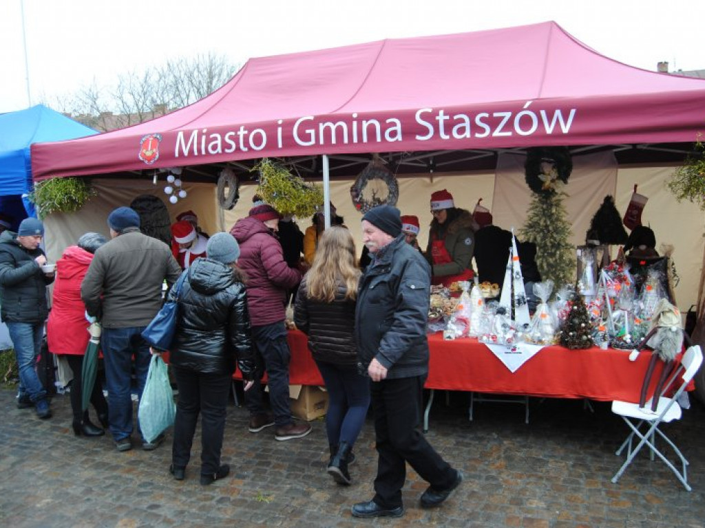 Jarmark Bożonarodzeniowy i ubieranie choinek na staszowskim rynku [zdjęcia]