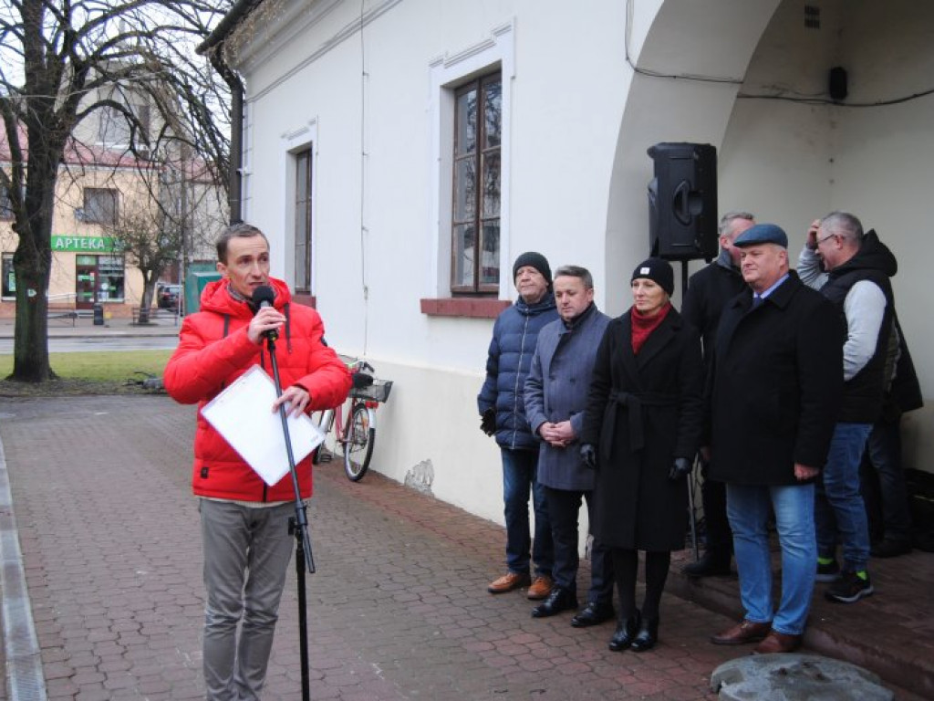 Jarmark Bożonarodzeniowy i ubieranie choinek na staszowskim rynku [zdjęcia]