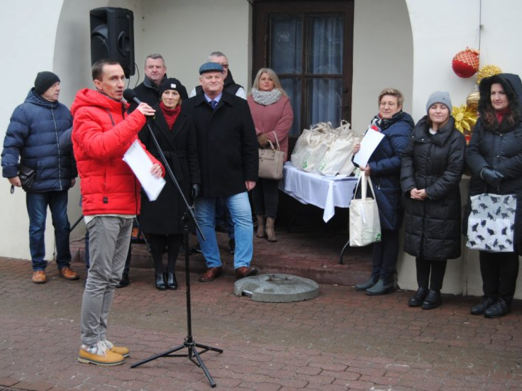 Jarmark Bożonarodzeniowy i ubieranie choinek na staszowskim rynku [zdjęcia]