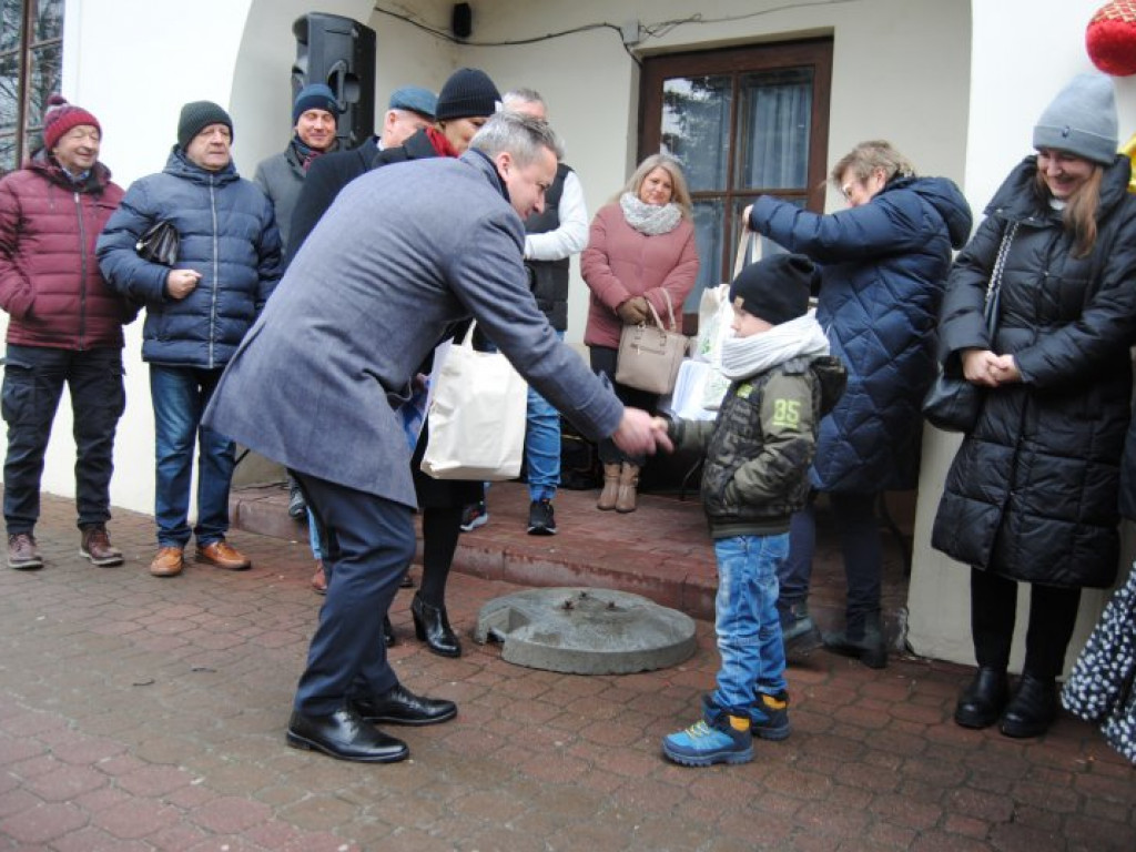 Jarmark Bożonarodzeniowy i ubieranie choinek na staszowskim rynku [zdjęcia]