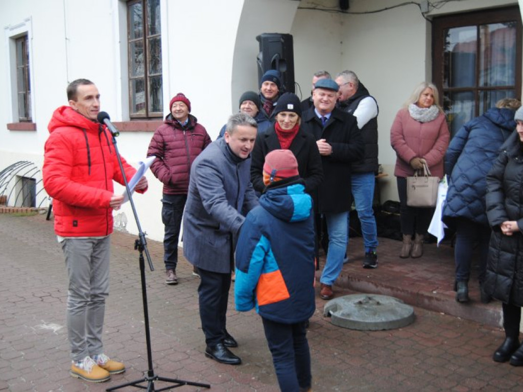 Jarmark Bożonarodzeniowy i ubieranie choinek na staszowskim rynku [zdjęcia]