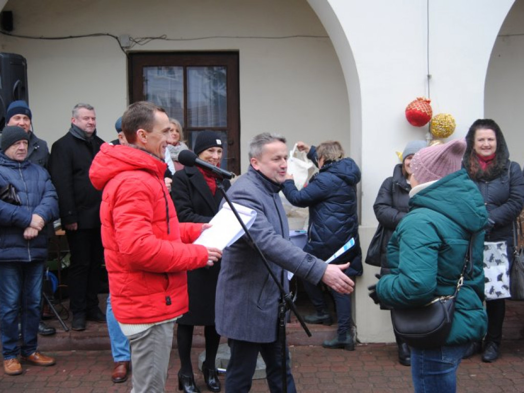 Jarmark Bożonarodzeniowy i ubieranie choinek na staszowskim rynku [zdjęcia]
