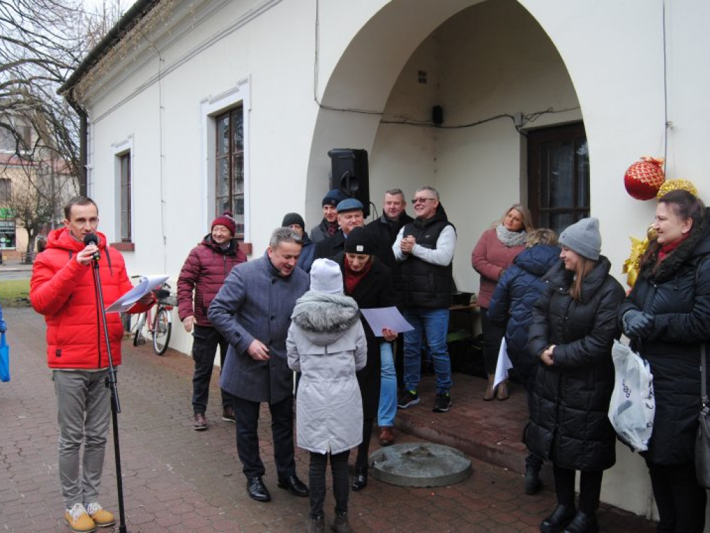 Jarmark Bożonarodzeniowy i ubieranie choinek na staszowskim rynku [zdjęcia]