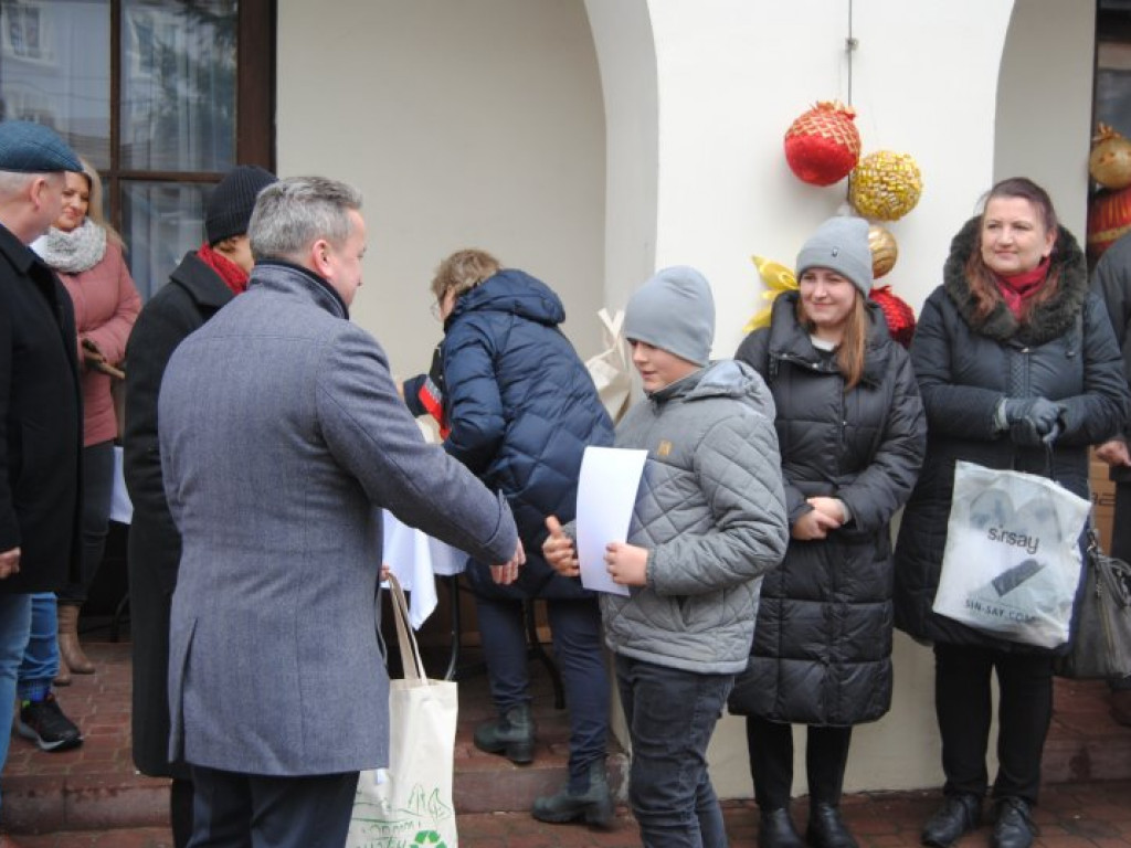 Jarmark Bożonarodzeniowy i ubieranie choinek na staszowskim rynku [zdjęcia]