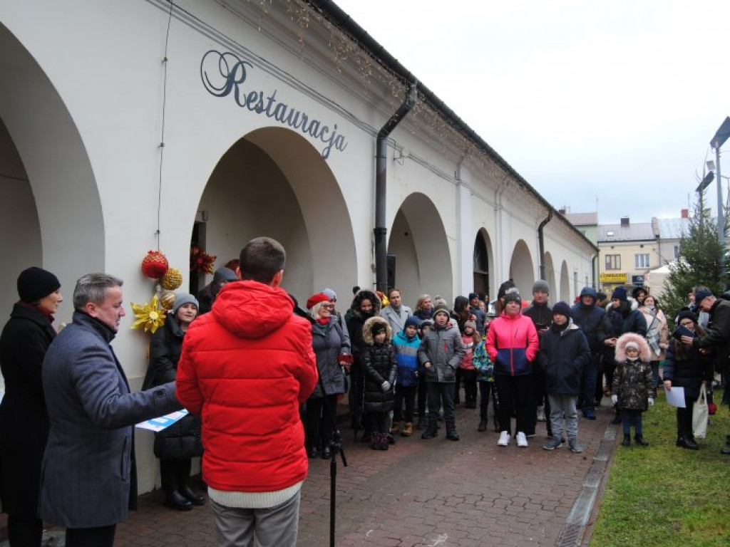Jarmark Bożonarodzeniowy i ubieranie choinek na staszowskim rynku [zdjęcia]