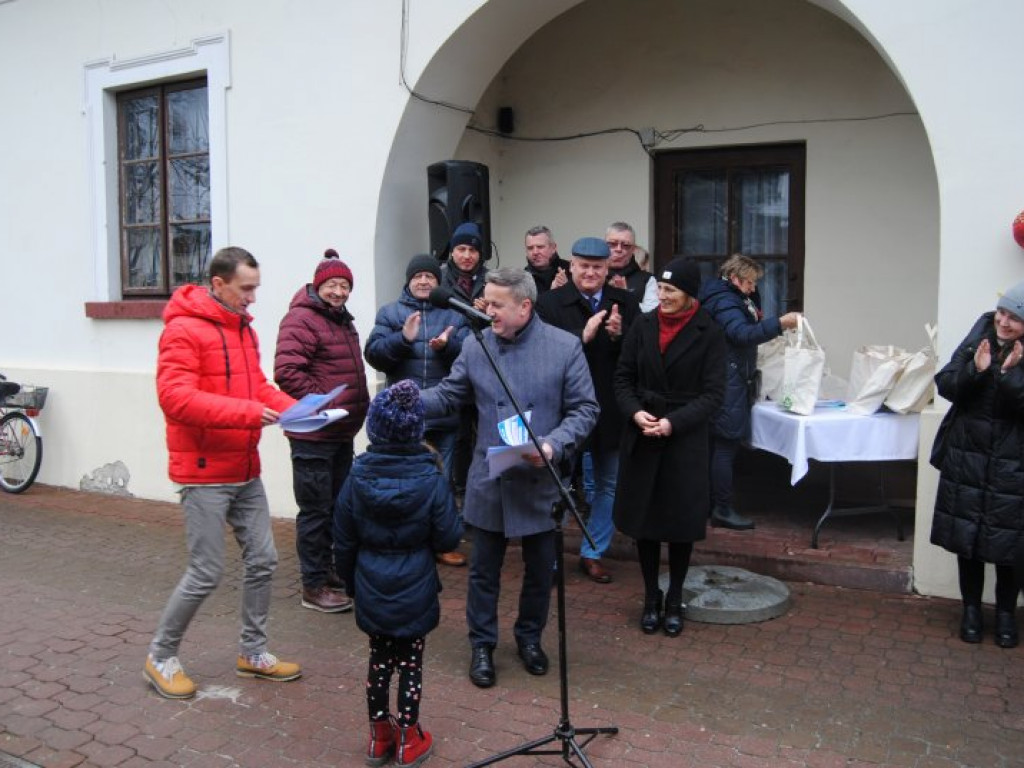 Jarmark Bożonarodzeniowy i ubieranie choinek na staszowskim rynku [zdjęcia]