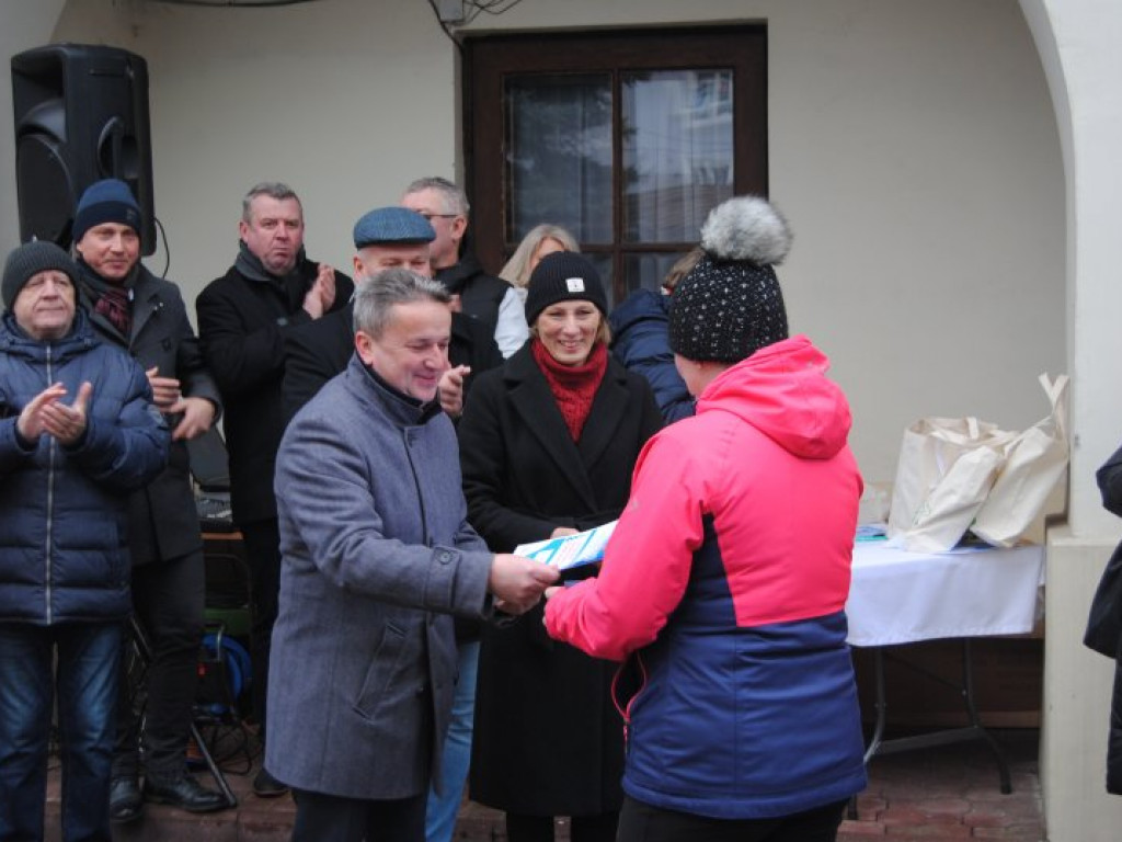 Jarmark Bożonarodzeniowy i ubieranie choinek na staszowskim rynku [zdjęcia]