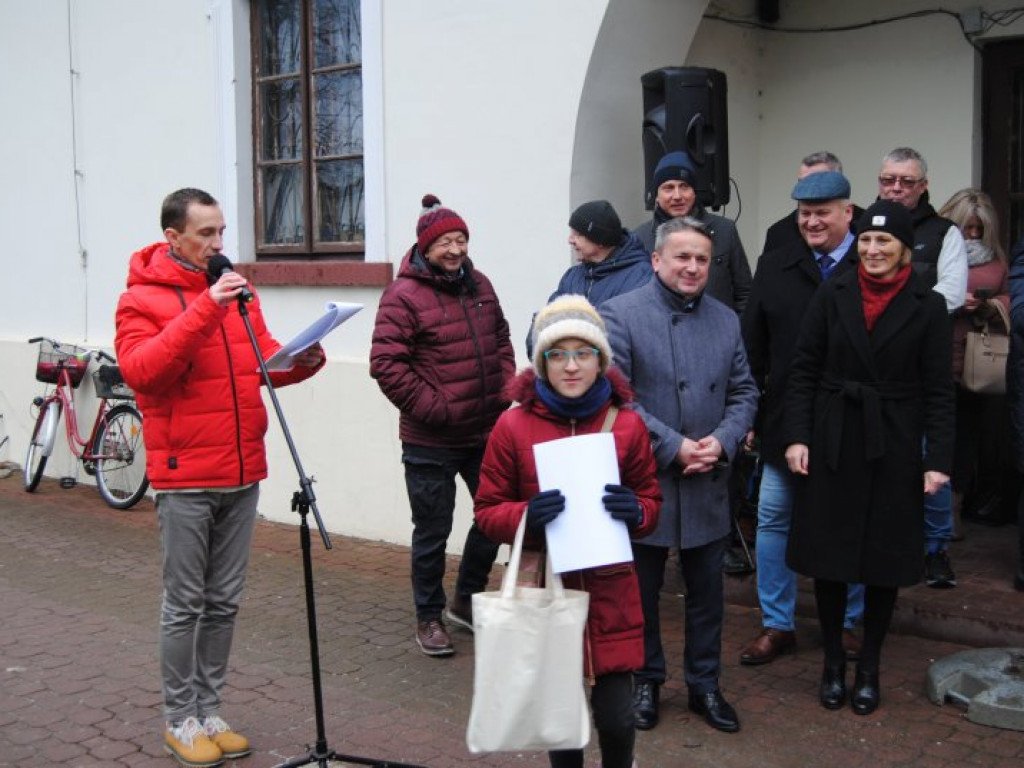 Jarmark Bożonarodzeniowy i ubieranie choinek na staszowskim rynku [zdjęcia]