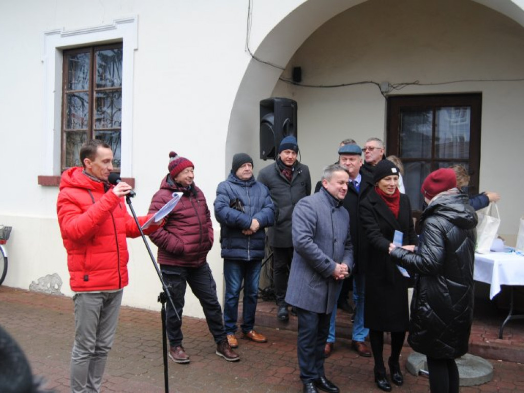 Jarmark Bożonarodzeniowy i ubieranie choinek na staszowskim rynku [zdjęcia]