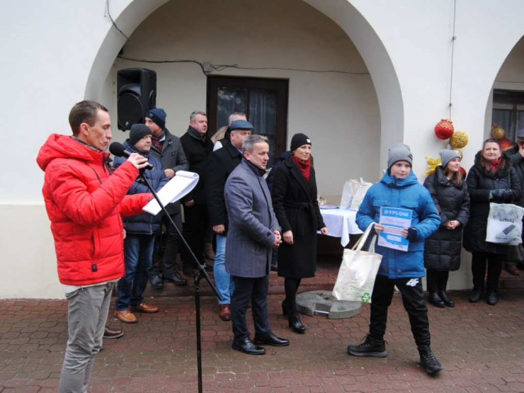 Jarmark Bożonarodzeniowy i ubieranie choinek na staszowskim rynku [zdjęcia]