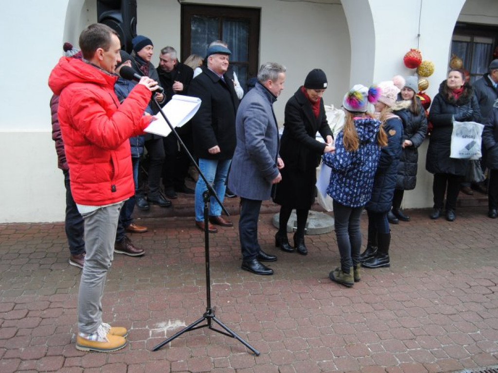 Jarmark Bożonarodzeniowy i ubieranie choinek na staszowskim rynku [zdjęcia]