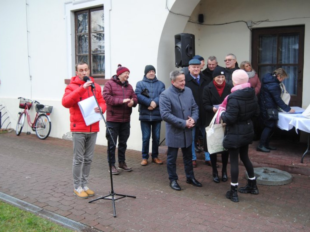 Jarmark Bożonarodzeniowy i ubieranie choinek na staszowskim rynku [zdjęcia]