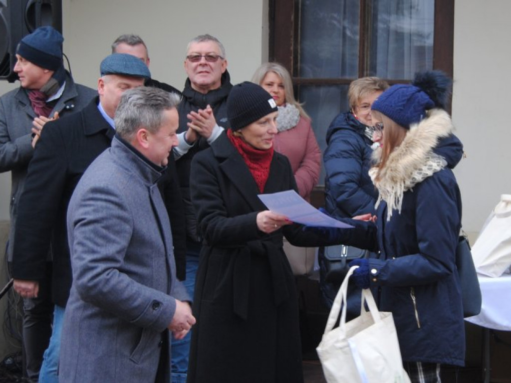 Jarmark Bożonarodzeniowy i ubieranie choinek na staszowskim rynku [zdjęcia]