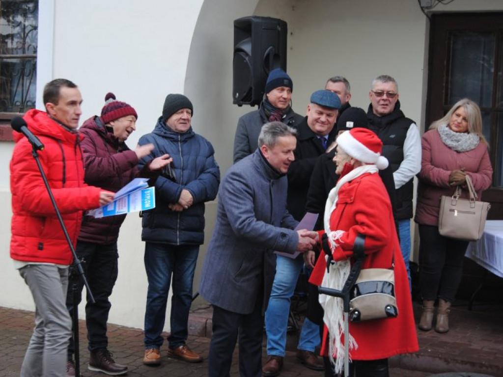 Jarmark Bożonarodzeniowy i ubieranie choinek na staszowskim rynku [zdjęcia]