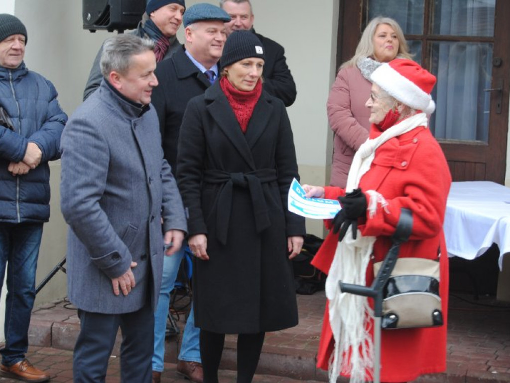Jarmark Bożonarodzeniowy i ubieranie choinek na staszowskim rynku [zdjęcia]