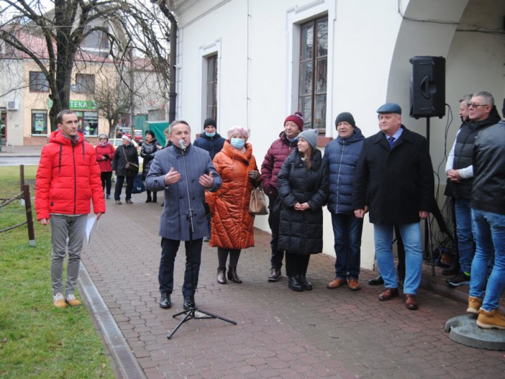 Jarmark Bożonarodzeniowy i ubieranie choinek na staszowskim rynku [zdjęcia]