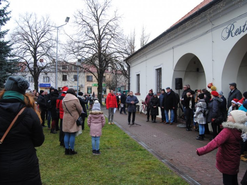 Jarmark Bożonarodzeniowy i ubieranie choinek na staszowskim rynku [zdjęcia]