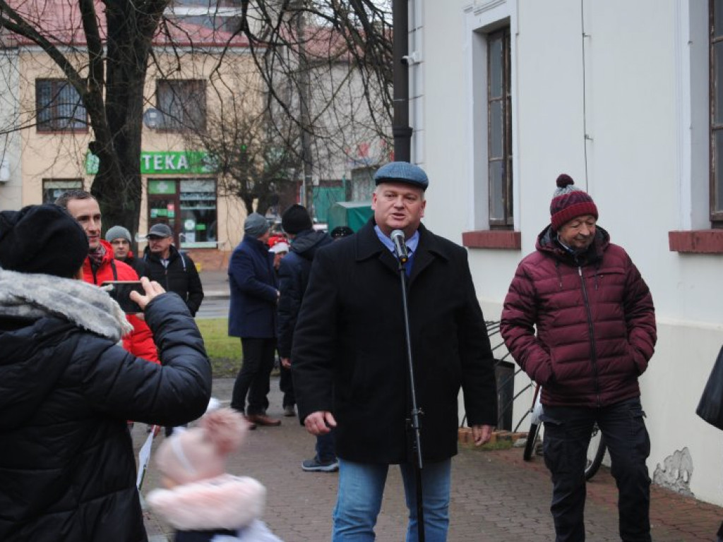 Jarmark Bożonarodzeniowy i ubieranie choinek na staszowskim rynku [zdjęcia]