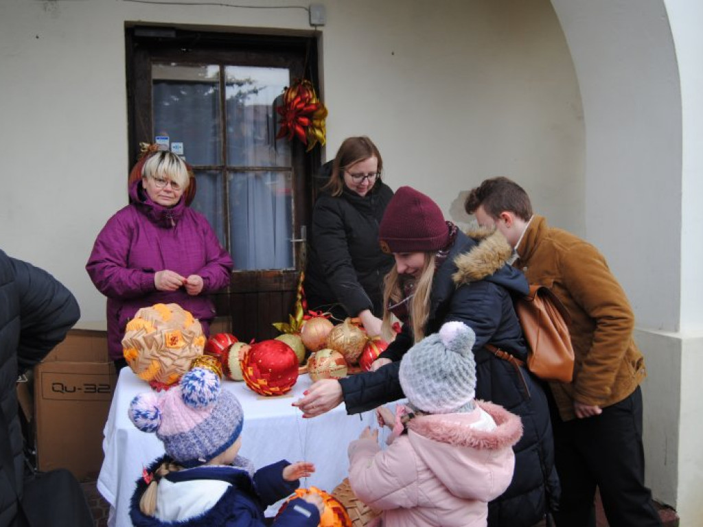Jarmark Bożonarodzeniowy i ubieranie choinek na staszowskim rynku [zdjęcia]