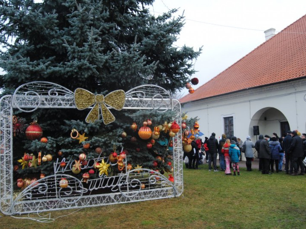 Jarmark Bożonarodzeniowy i ubieranie choinek na staszowskim rynku [zdjęcia]