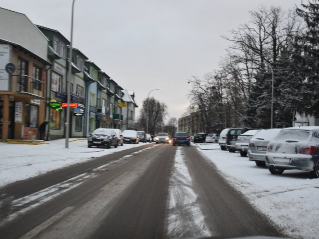 Zima w Tarnobrzegu i powiecie. Trudna sytuacja na drogach [zdjęcia]