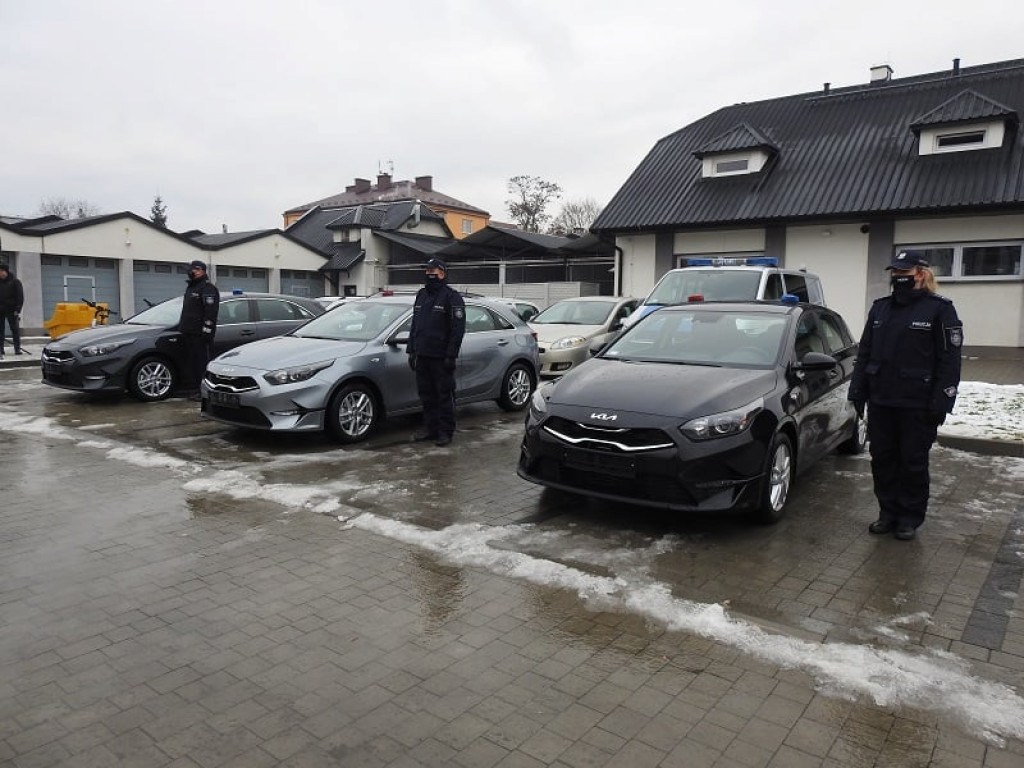 Nowe radiowozy i rowery dla sandomierskich policjantów [zdjęcia]