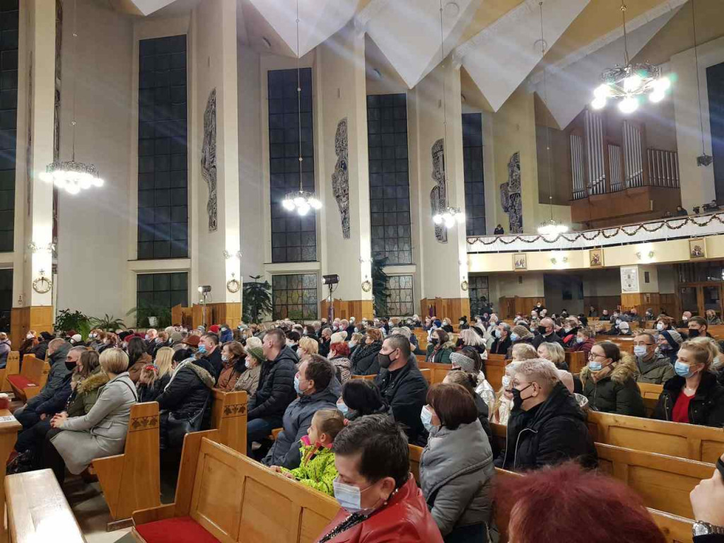 Tarnobrzeg. Kolędy w wykonaniu Śpiewającej Rodziny Kaczmarek wybrzmiały w parafii na os. Serbinów [zdjęcia][wideo]