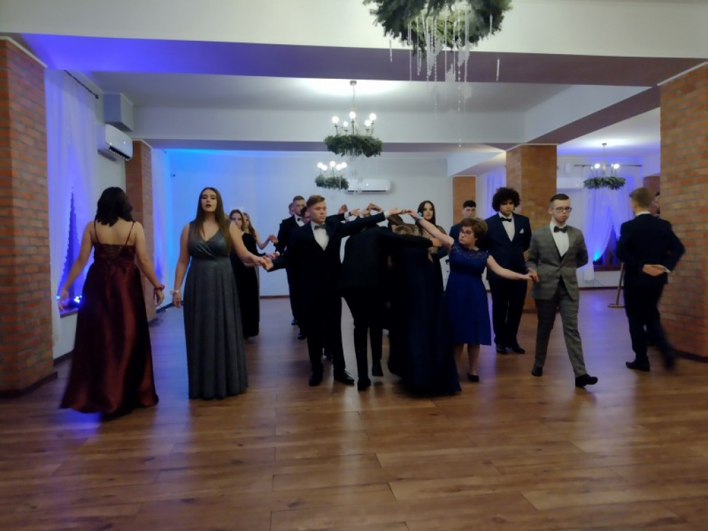Piękny bal maturzystów z Katolickiego Liceum Ogólnokształcącego imienia św. Jadwigi Królowej  w Sandomierzu