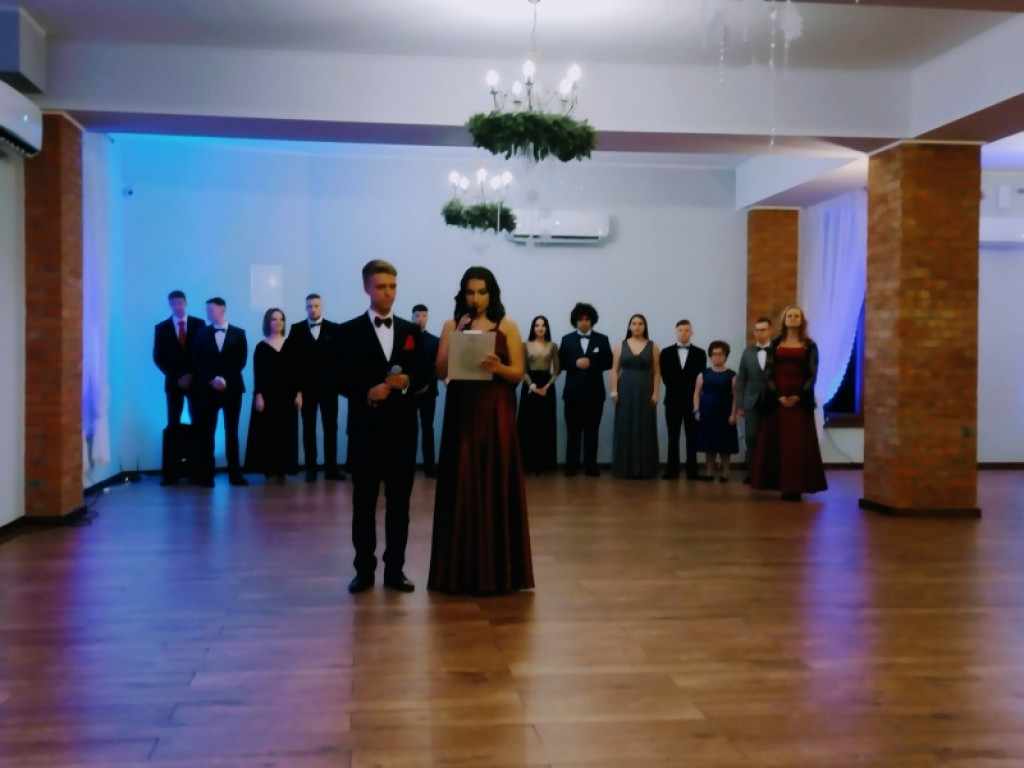 Piękny bal maturzystów z Katolickiego Liceum Ogólnokształcącego imienia św. Jadwigi Królowej  w Sandomierzu