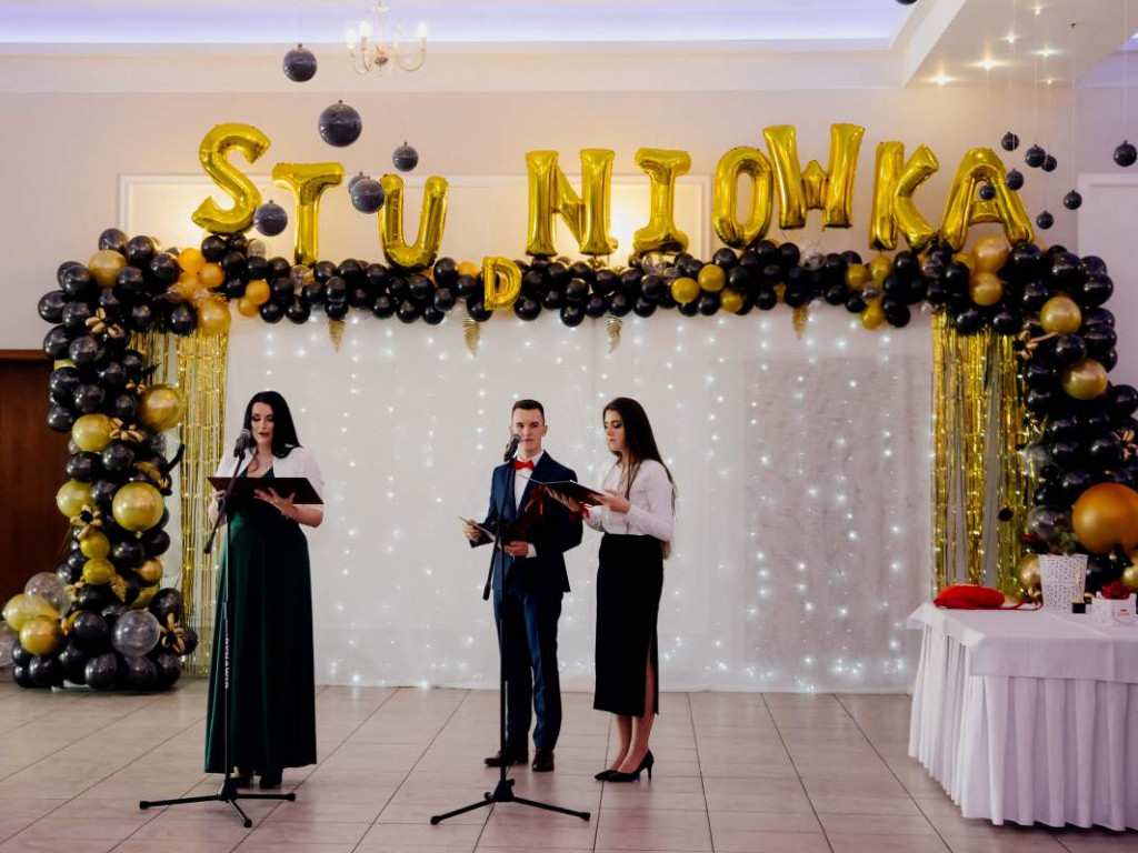 Fantastyczny bal maturzystów z Połańca! Studniówkę zorganizowali po podkarpackiej stronie Wisły [zdjęcia]