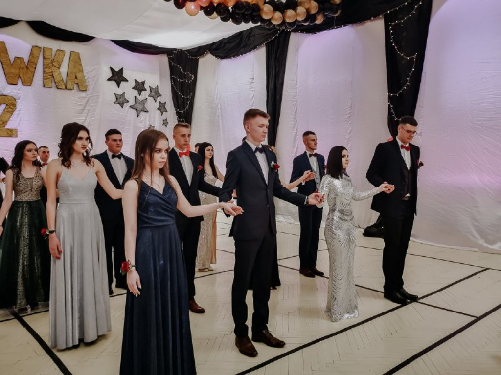 Studniówka maturzystów liceum w Chobrzanach [zdjęcia]