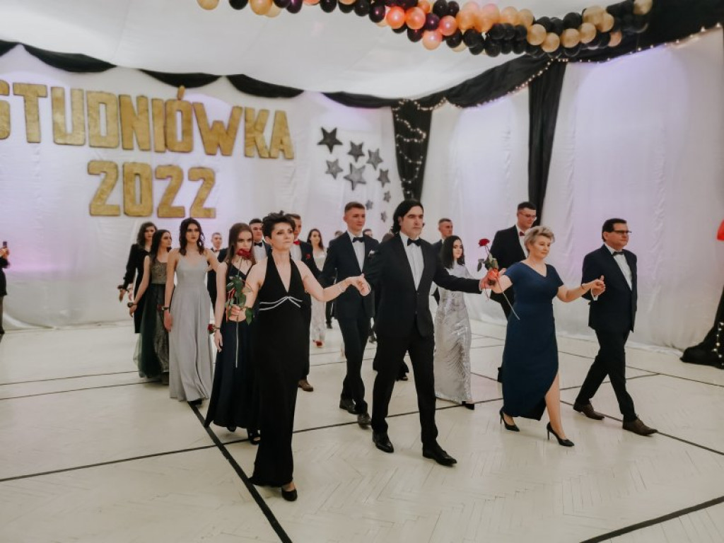 Studniówka maturzystów liceum w Chobrzanach [zdjęcia]