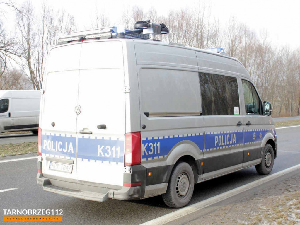 Tarnobrzeg. Na Wisłostradzie samochód zjechał z drogi i uderzył w drzewa. Kierująca trafiła do szpitala [zdjęcia]