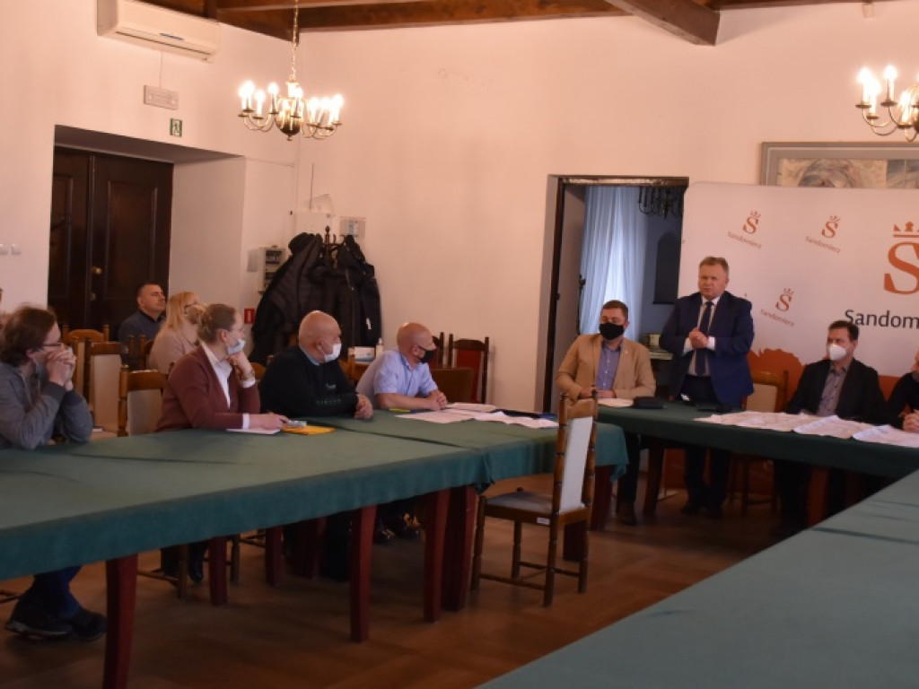 Sandomierz. Mieszkańcy ulicy Kruczej protestują. O planowanej inwestycji drogowej rozmawiali z  pracownikami magistratu