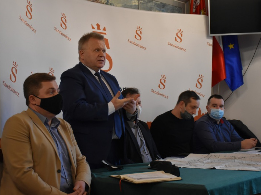 Sandomierz. Mieszkańcy ulicy Kruczej protestują. O planowanej inwestycji drogowej rozmawiali z  pracownikami magistratu