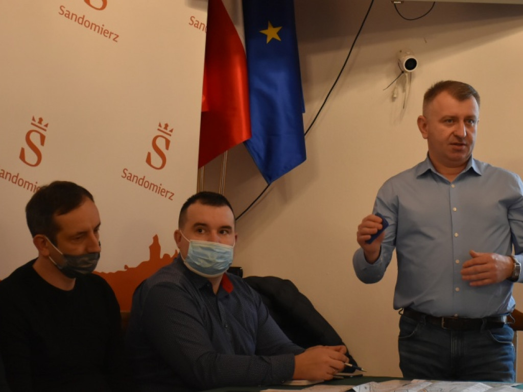 Sandomierz. Mieszkańcy ulicy Kruczej protestują. O planowanej inwestycji drogowej rozmawiali z  pracownikami magistratu