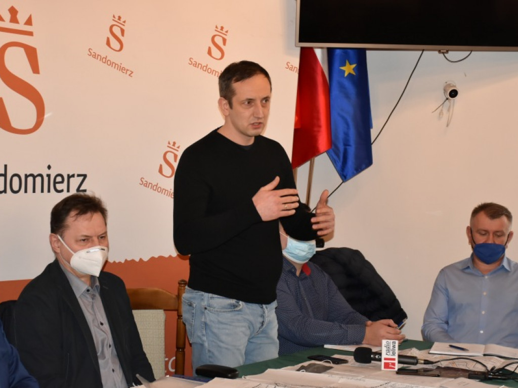 Sandomierz. Mieszkańcy ulicy Kruczej protestują. O planowanej inwestycji drogowej rozmawiali z  pracownikami magistratu