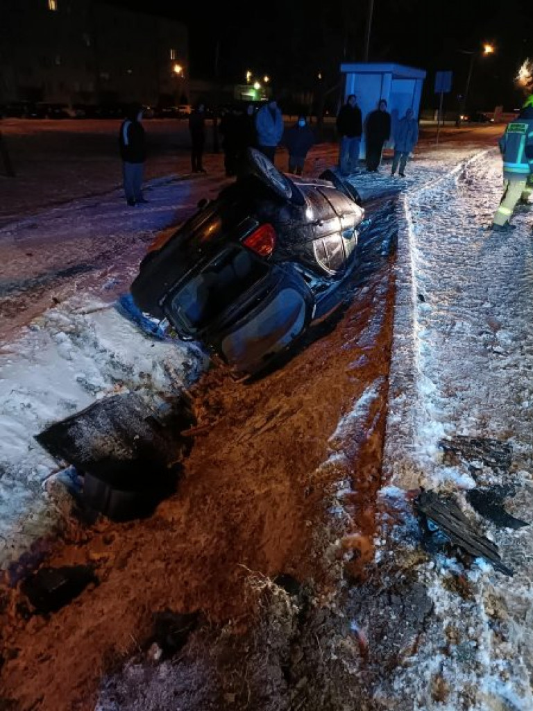 Niebezpieczne dachowanie w Skopaniu, w gminie Baranów Sandomierski [zdjęcia]