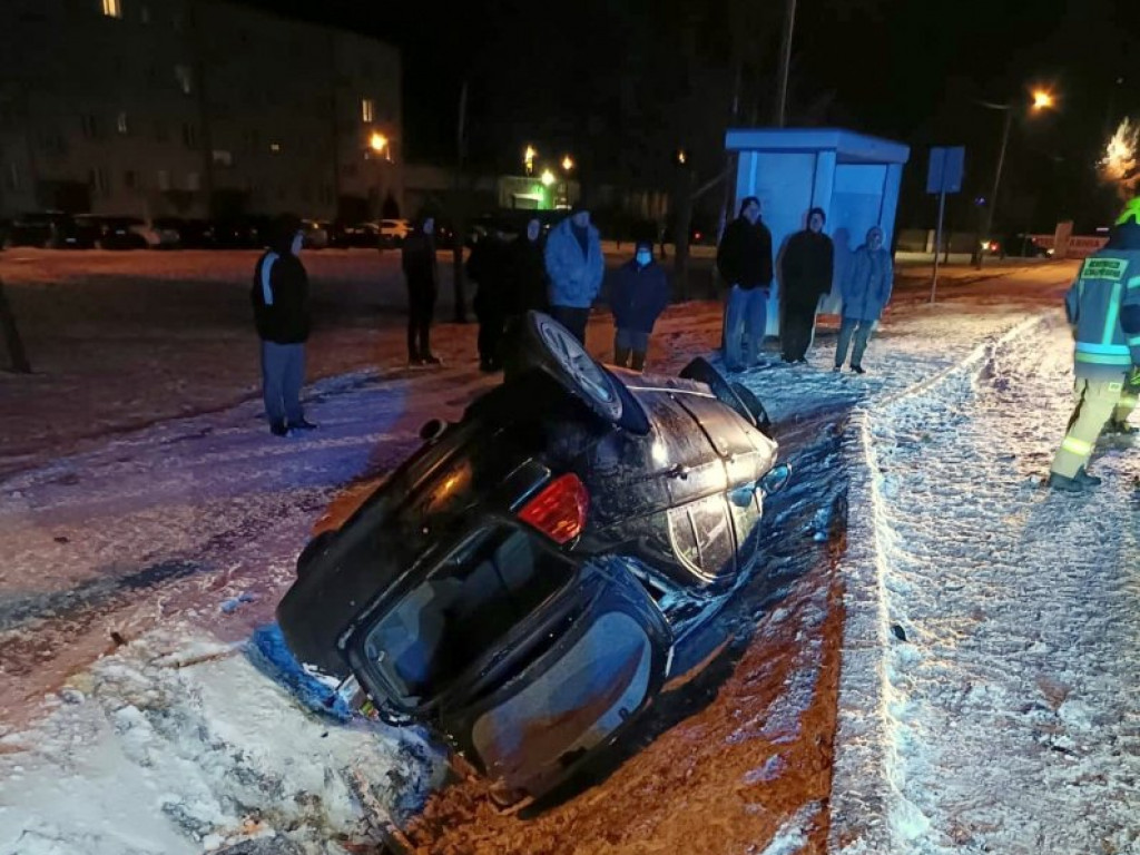 Niebezpieczne dachowanie w Skopaniu, w gminie Baranów Sandomierski [zdjęcia]
