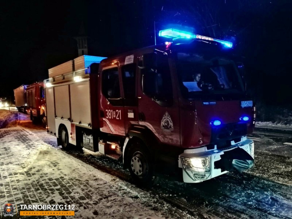 Niebezpieczne dachowanie w Skopaniu, w gminie Baranów Sandomierski [zdjęcia]