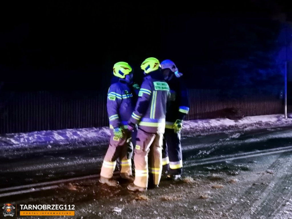 Niebezpieczne dachowanie w Skopaniu, w gminie Baranów Sandomierski [zdjęcia]