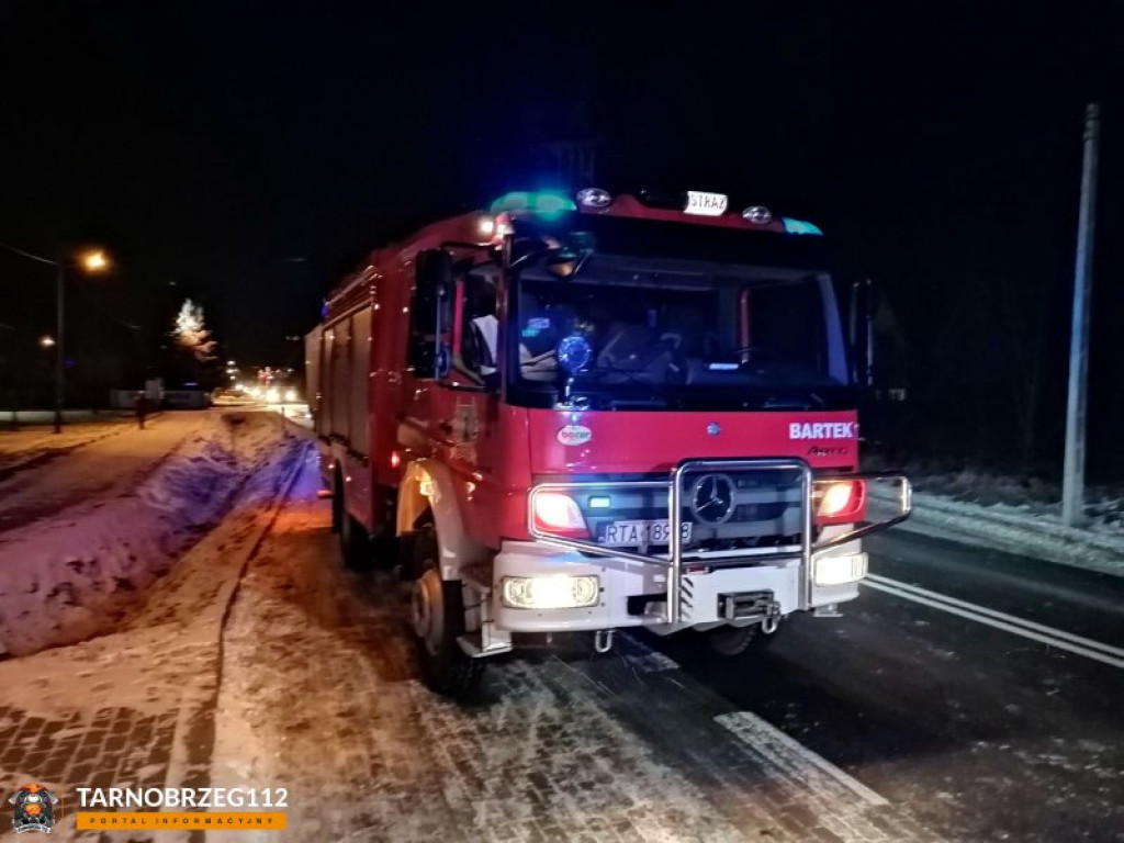 Niebezpieczne dachowanie w Skopaniu, w gminie Baranów Sandomierski [zdjęcia]