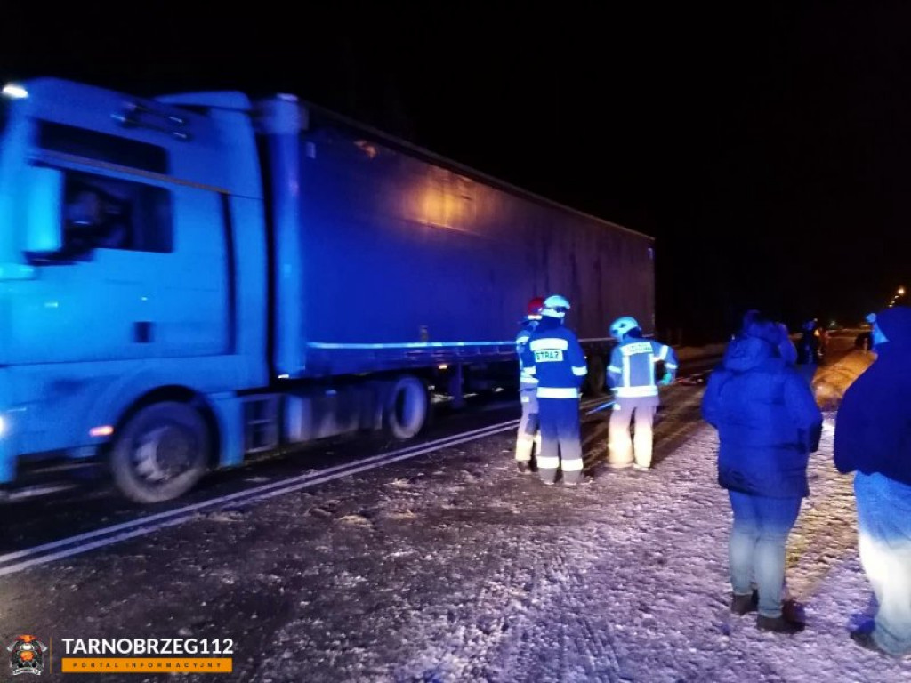 Niebezpieczne dachowanie w Skopaniu, w gminie Baranów Sandomierski [zdjęcia]